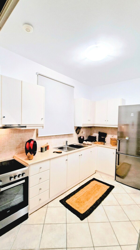Fridge, oven, stovetop, coffee/tea maker
