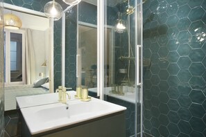 Apartment | Bathroom | Hair dryer, towels, soap, shampoo - Sublime Apartment Center of Paris Opera Madeleine (Paris)