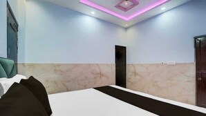 Una habitación de hotel con una cama, pared de mármol y una puerta.