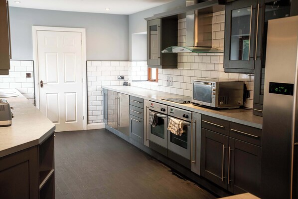 Refrigerador, microondas, horno, placa de cocina