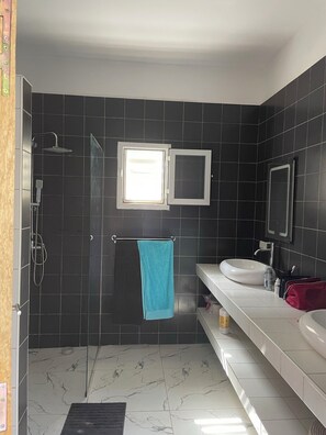 Shower, towels, soap, toilet paper - Luxury villa with private pool and staff close to the beach and Saly (N'Guerigne Bambara)