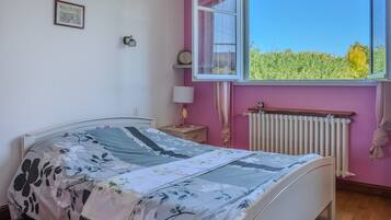 2 slaapkamers, een strijkplank/strijkijzer, wifi, beddengoed