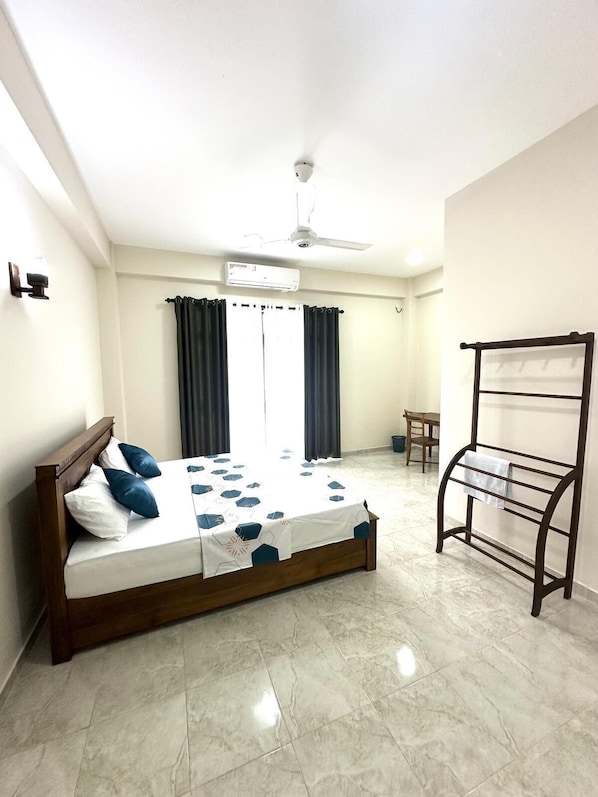 Double Room | Desk, laptop workspace, free WiFi, bed sheets