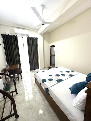 Deluxe Double Room | Desk, laptop workspace, free WiFi