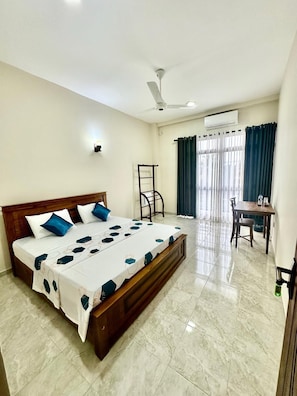 Double Room | Desk, laptop workspace, free WiFi, bed sheets