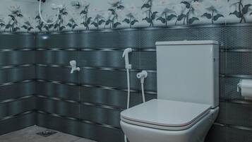 Deluxe Double Room | Bathroom | Shower, towels, soap, shampoo