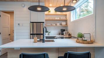 Kühlschrank, Ofen, Herdplatte, Wasserkocher mit Kaffee-/Teezubehör