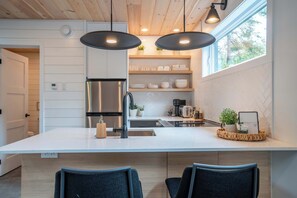 Kjøleskap, ovn, kokeplater og kaffetrakter/tekoker