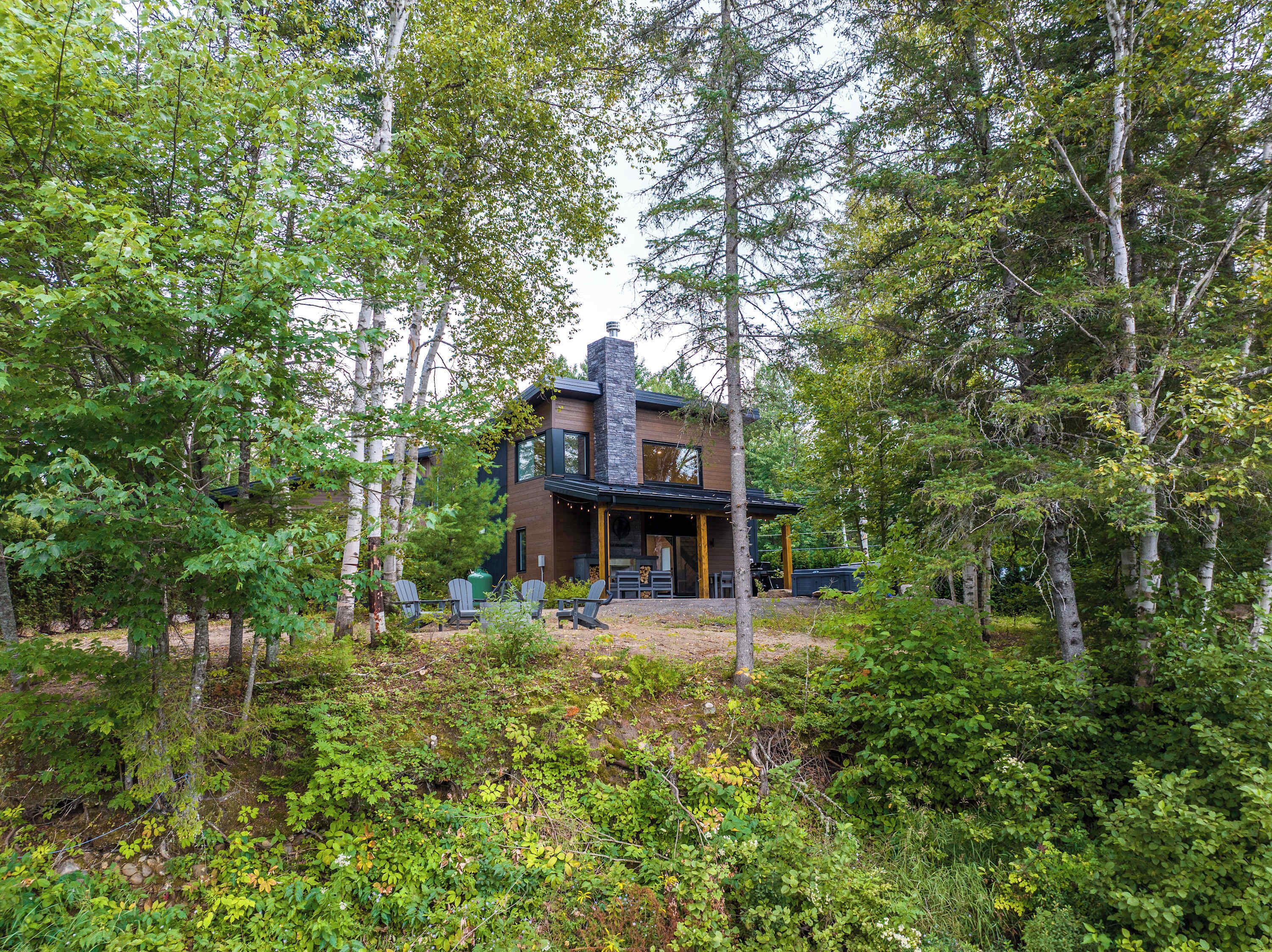 Una casa moderna immersa in una fitta foresta.
