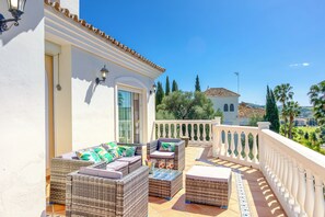 Terrace/patio - Luxury 4 bedroom, 4 bath Villa with views on Golf Course (Mijas)