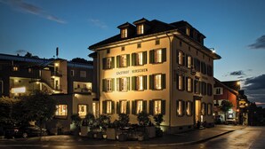 Un bâtiment portant l’enseigne « GASTHOF HIRSCHEN », ce qui indique qu’il s’agit d’un hôtel.