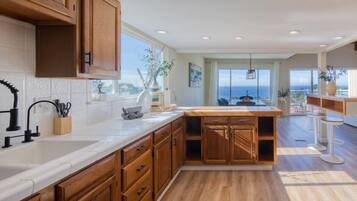 Ferienhaus, Meerblick (4 Bedrooms) | Eigene Küche | Wasserkocher mit Kaffee-/Teezubehör, Mikrowelle, Ofen, Mixer