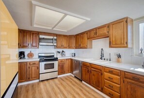 하우스 (4 Bedrooms) | 전용 주방 | 전자레인지, 오븐, 커피/티 메이커, 조리 도구/접시/주방 기구