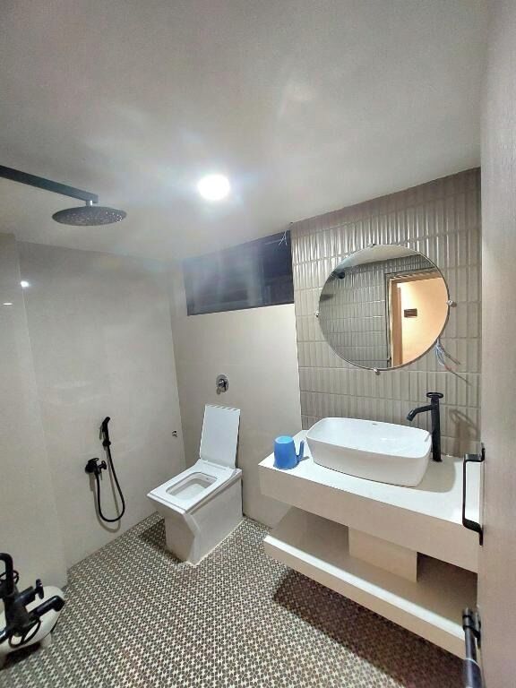 Classic Room | Bathroom | Shower, free toiletries, towels, soap