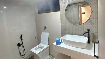 Classic Room | Bathroom | Shower, free toiletries, towels, soap