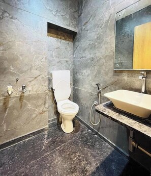 Dusj, toalettartikler (inkludert), håndklær og såpe