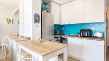 Fridge, microwave, oven, stovetop