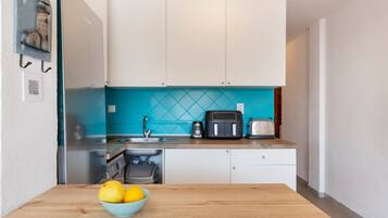 Een koelkast, een microgolfoven, een oven, een kookplaat