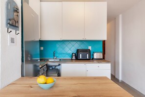 Frigorifero, microonde, forno, piano cottura