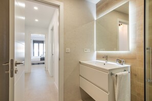 Douche, sèche-cheveux, serviettes fournies