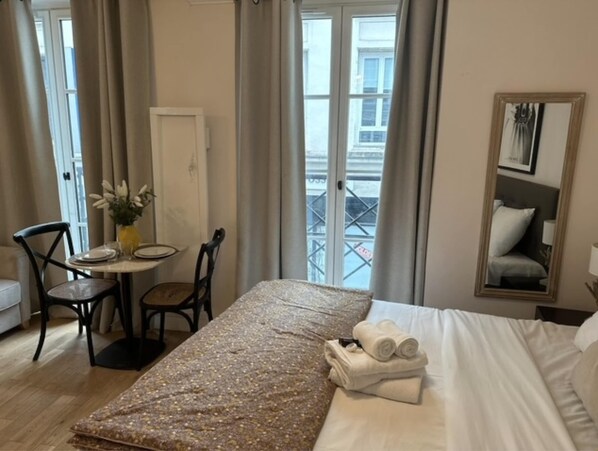 Apartment | 1 bedroom, laptop workspace, iron/ironing board, bed sheets - Charming Studio in the Center of Paris (Paris)