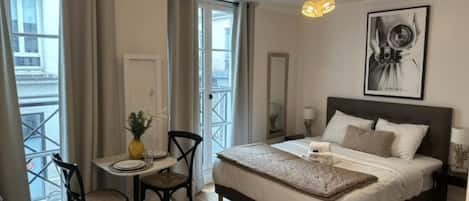 Appartement | Espace de travail pour ordinateur portable, fer et planche Ă repasser