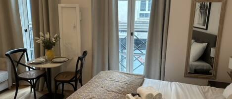 1 habitación y espacio para trabajar con laptop