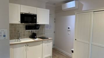 Apartamento | Cozinha privada | Geladeira, micro-ondas, cooktop, lava-louças