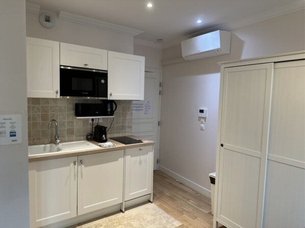 Apartment | Private kitchen | Fridge, microwave, stovetop, dishwasher - Lovely Studio With AC - Center of Paris (Paris)
