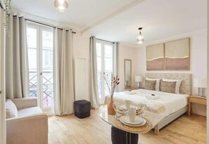 1 غرفة نوم ومساحة عمل للكمبيوتر المحمول ومكواة/لوح كي وملاءات أسرّة