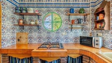 Réfrigérateur, micro-ondes, plaque de cuisson, lave-vaisselle