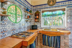 Een koelkast, een microgolfoven, een kookplaat, een vaatwasser