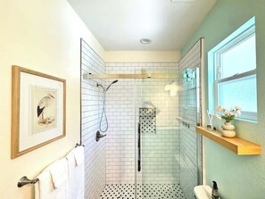 Shower, hair dryer, towels - The Royal Cypress Suite, Near UF, Shands, Downtown (Gainesville)