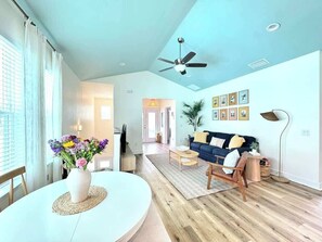 TV, books, offices - The Royal Cypress Suite, Near UF, Shands, Downtown (Gainesville)