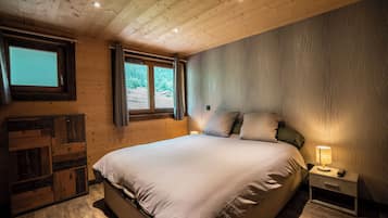 4 bedrooms, travel crib, WiFi, bed sheets