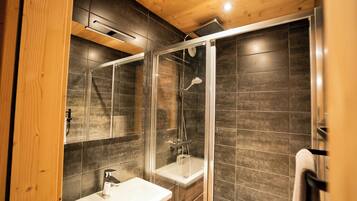 Douche, sĂšche-cheveux, papier toilette