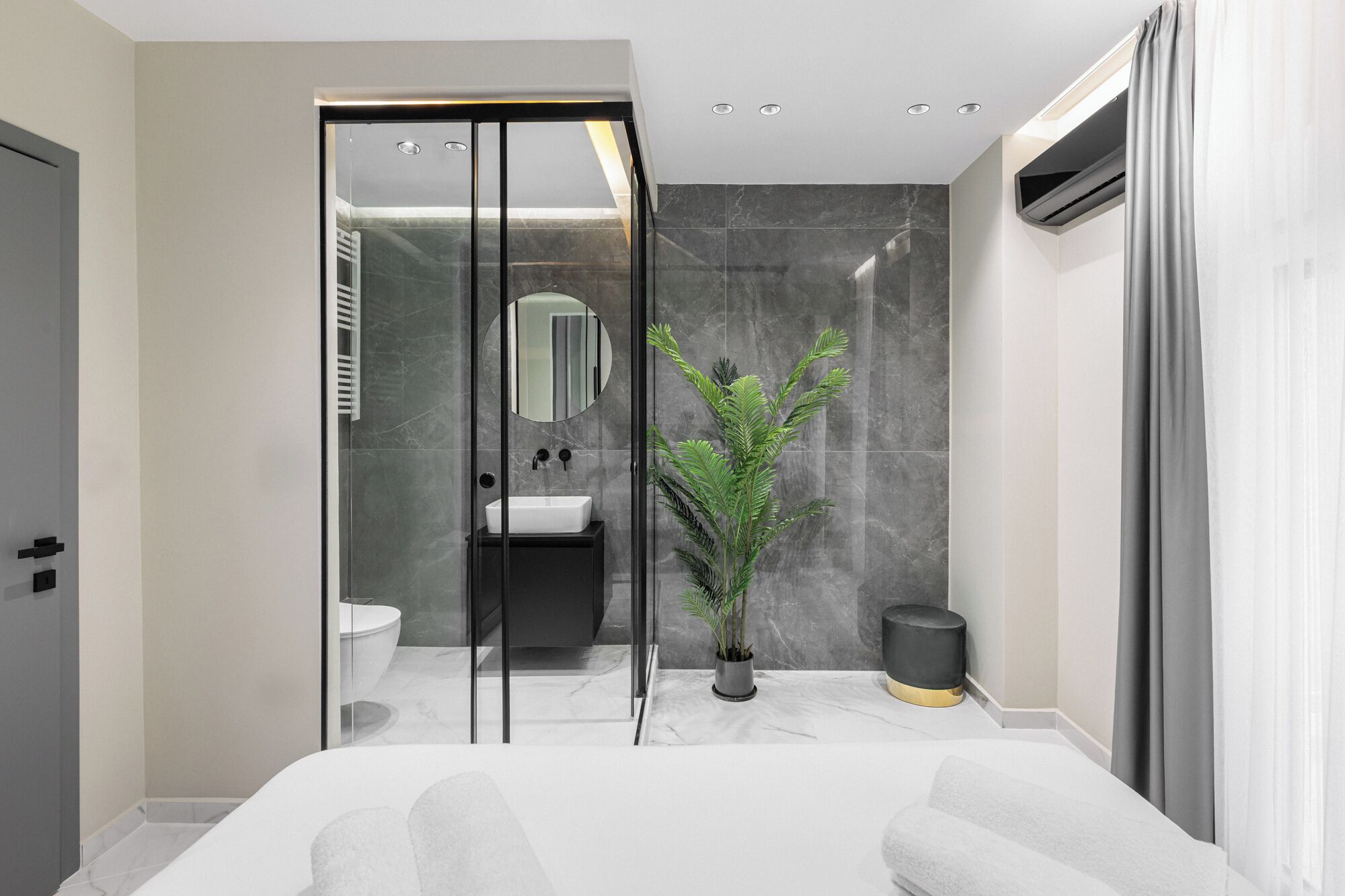 Cortinas blackout, tabla de planchar con plancha y wifi gratis 