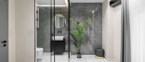 Cortinas blackout, tabla de planchar con plancha y wifi gratis