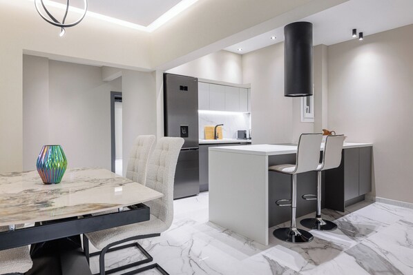 شقة - غرفتا نوم - بشرفة - منظر للمدينة | مطبخ خاص | ماكينة لصنع الإسبريسو، غلّاية كهربائية