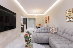 Apartemen, 2 kamar tidur, balkon, pemandangan kota | Area keluarga | Smart TV 65-inci dengan saluran TV digital dan Netflix