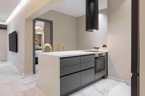 Apartament, 2 dormitoris, balcó, vistes a la ciutat | Cuina privada | Cafetera exprés i bullidora elèctrica