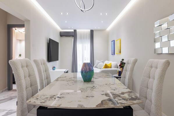 Apartament, 2 dormitoris, balcó, vistes a la ciutat | Cortines opaques, planxa i posts de planxar i wifi gratuïta