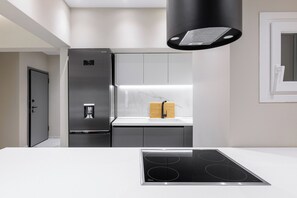 شقة - غرفتا نوم - بشرفة - منظر للمدينة | ستائر تعتيم ومكواة/لوح كي وواي فاي مجانًا