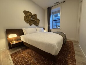 2 室のベッドルーム、デスク、アイロン / アイロン台、旅行用ベビーベッド