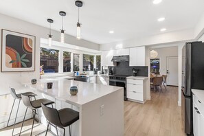 Kjøleskap, mikrobølgeovn, ovn og kokeplater