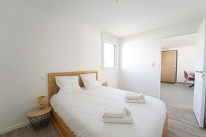 2 chambres, fer et planche à repasser, literie fournie