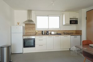 Kylskåp, mikrovågsugn, ugn och spishäll
