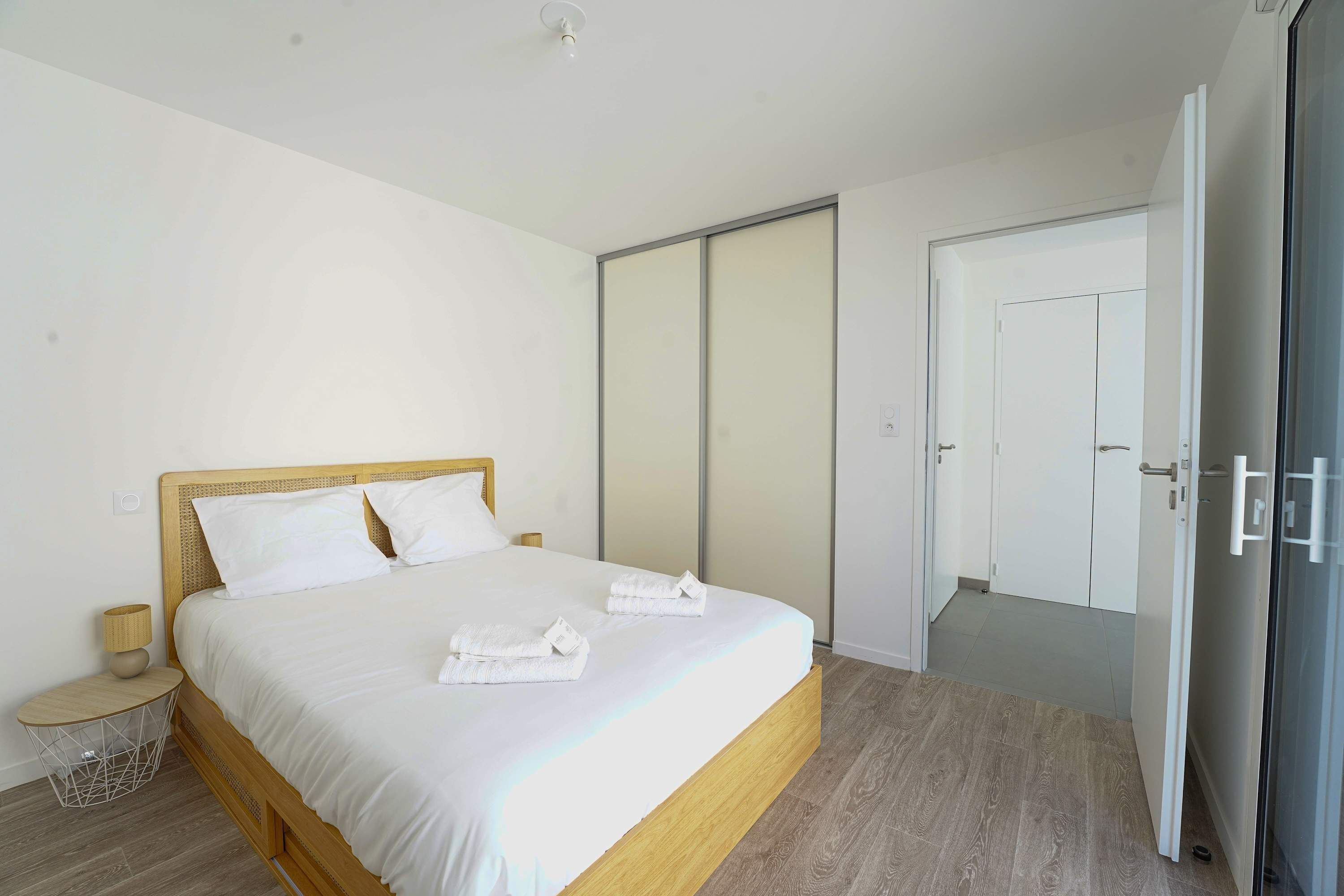 2 slaapkamers, een strijkplank/strijkijzer, beddengoed