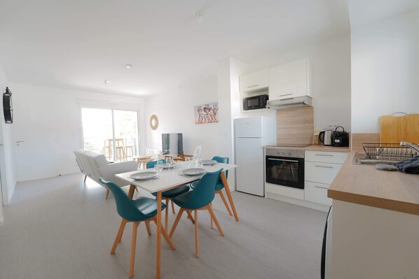 Réfrigérateur, four à micro-ondes, un four, surface de cuisson