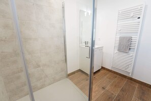 Dusche, Haartrockner, Handtücher